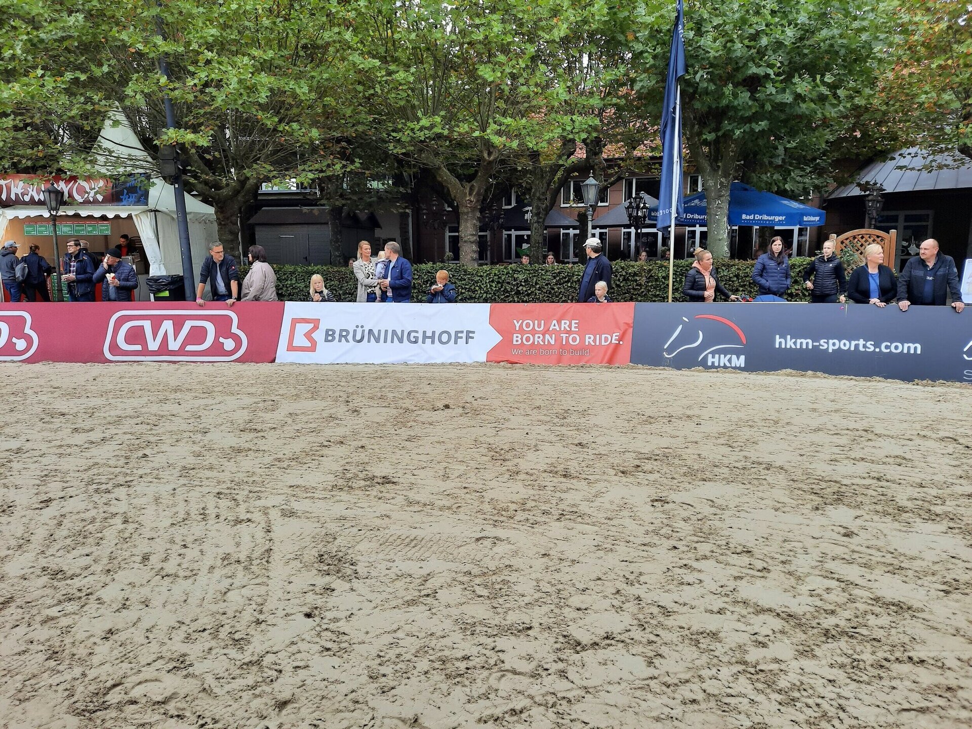 Bandenwerbung rund um den Paderborner Springplatz