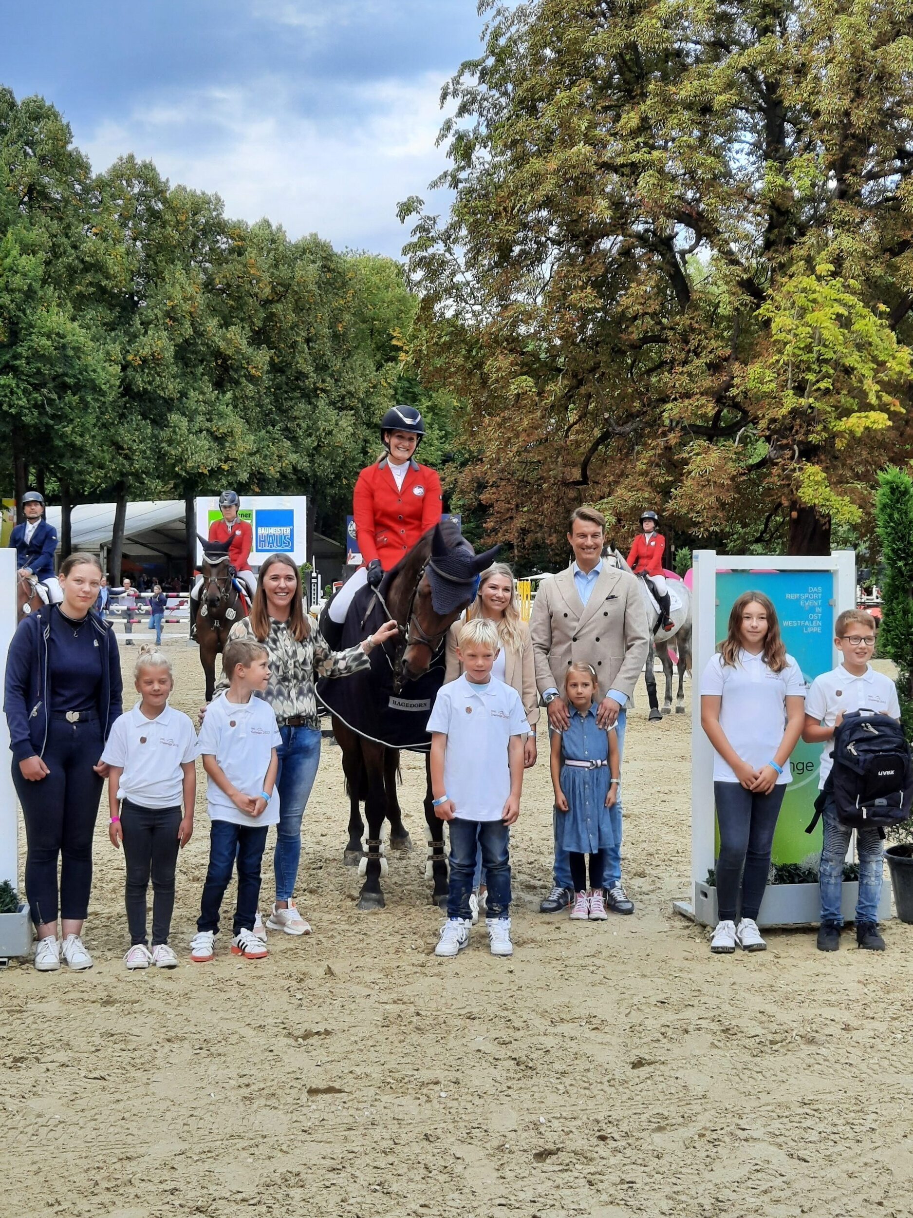 Sieger des großen Preis von Paderborn mit allen Gratulanten